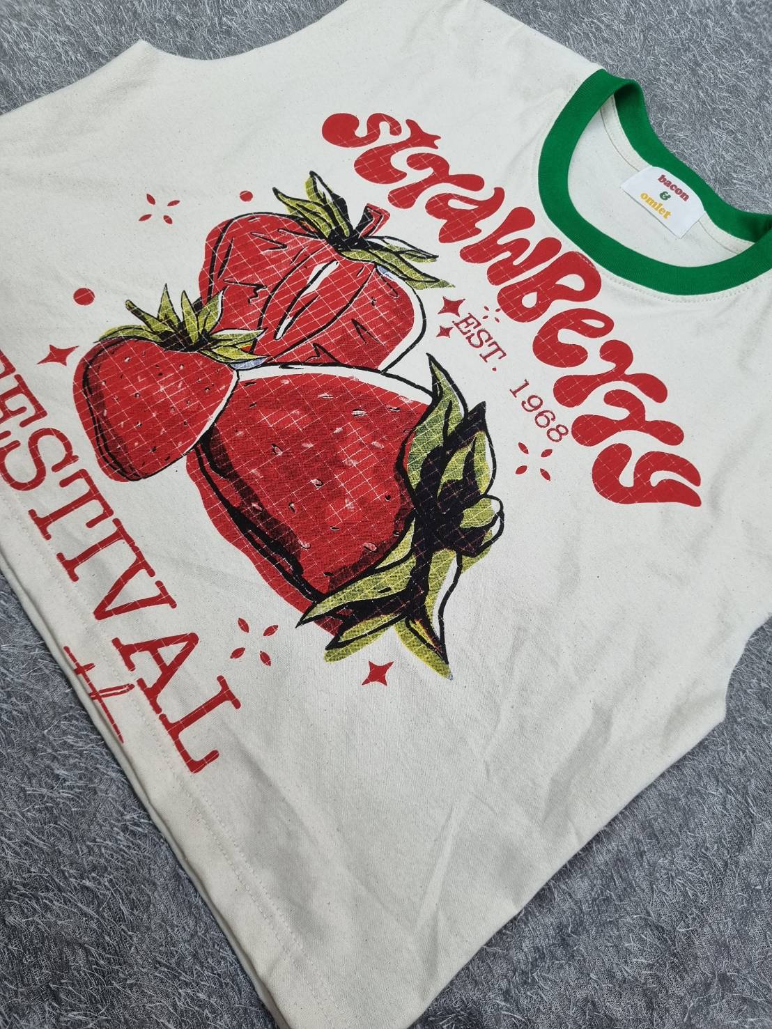 เสื้อครอปสไตล์วินเทจ พิมพ์ลายสตอเบอรรี่  FESTIVAL (สำเนา)